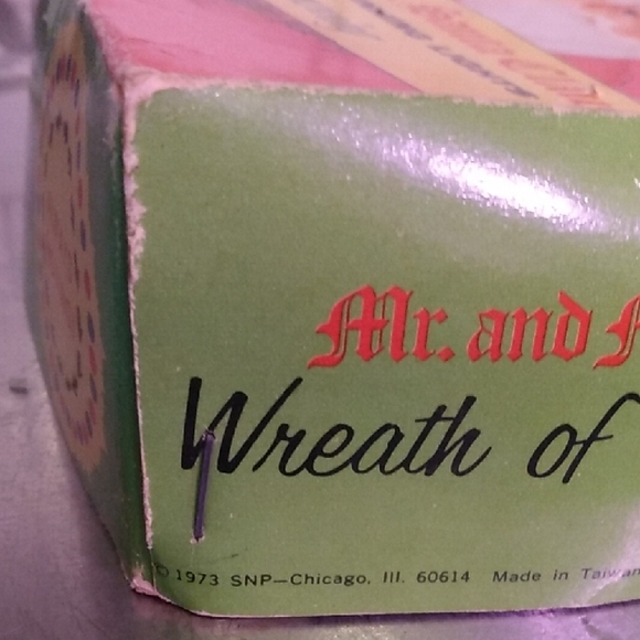 Christmas Plug In Spinning Lights Wreath - Picture 5 of 6